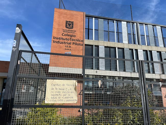 Estudiantes se tomaron las instalaciones de colegio en Bogotá: exigen mejoras en la infraestructura