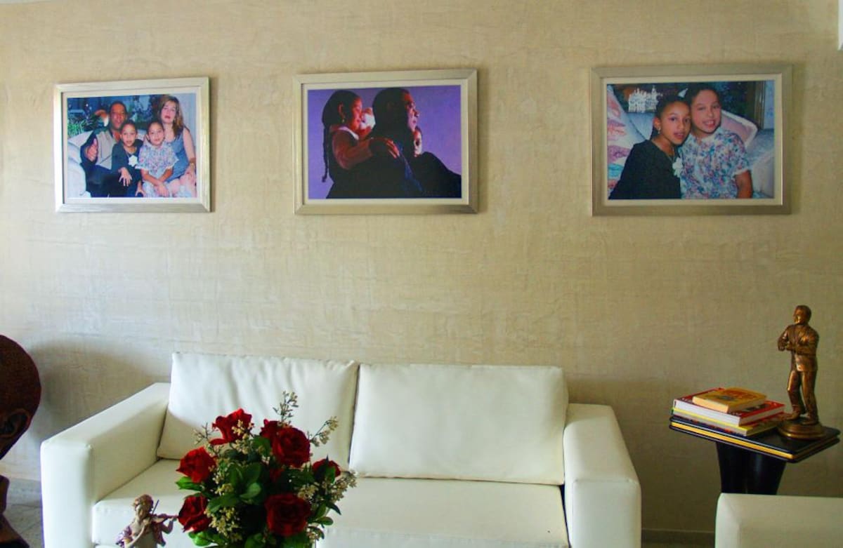 En la casa de Mary, esposa del artista, se muestran fotografías de su vida y su carrera musical.