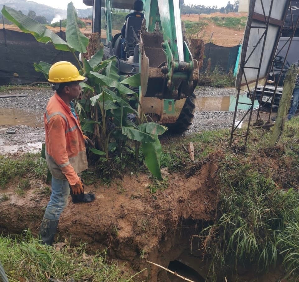 Con maquinaria amarilla están atendiendo las zonas afectadas por las lluvias en Guarne. Foto: Cortesía.
