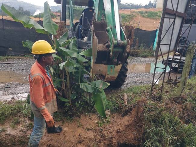 Con maquinaria amarilla están atendiendo las zonas afectadas por las lluvias en Guarne. Foto: Cortesía.