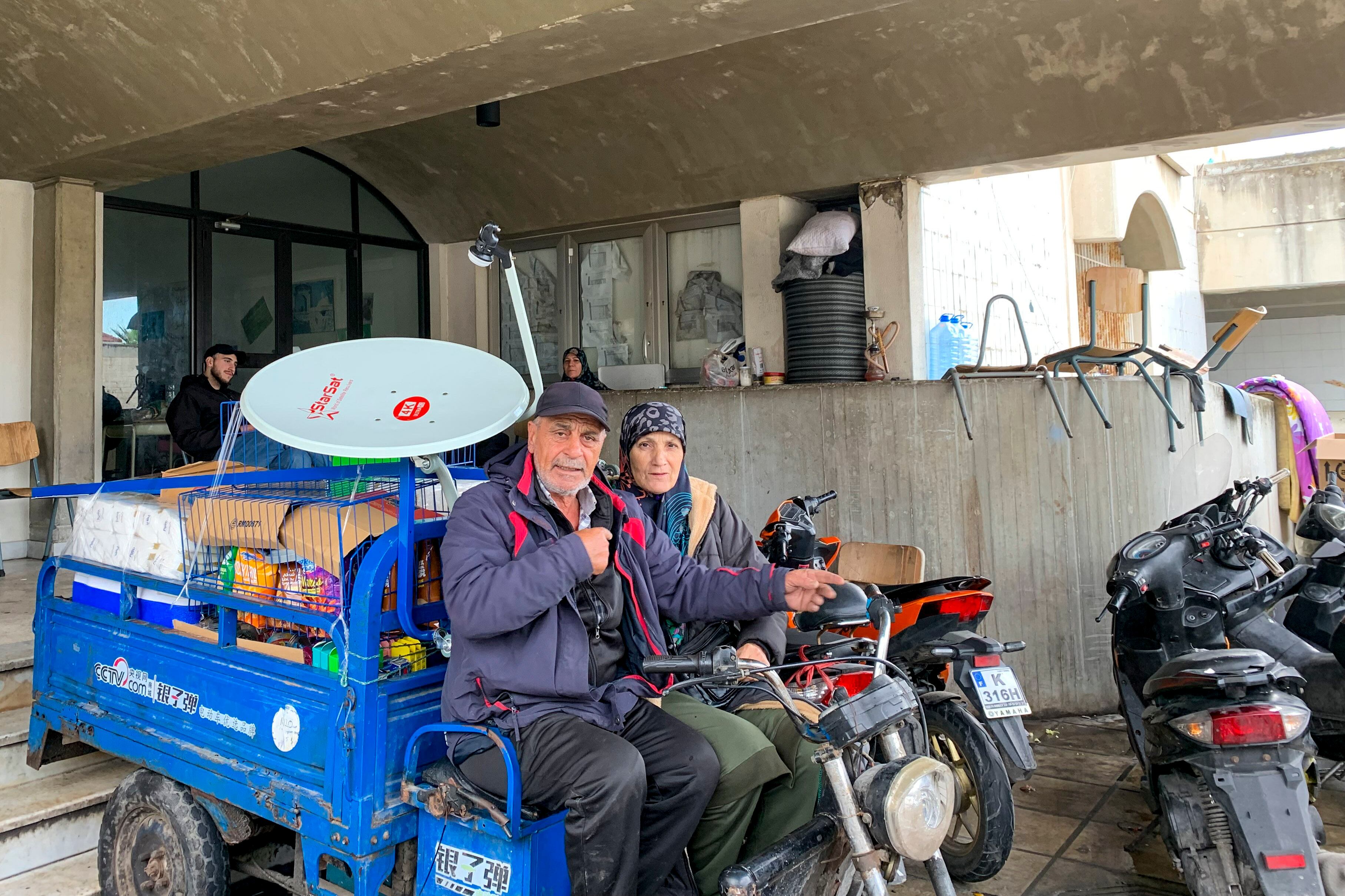 Con sus pertenencias cargadas en el remolque de un pequeño tractor, una pareja de ancianos abandona el colegio que les ha dado cobijo durante los últimos dos meses de una intensa ofensiva aérea contra el Líbano, como han hecho muchos otros desplazados durante este primer día de alto el fuego con Israel. 
EFE/ Noemí Jabois