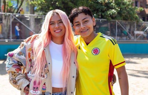 Karol G y Yéssica Muñoz en comercial de Postobón. / Foto: yessicamunoz.9