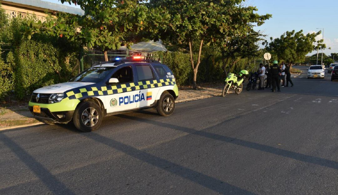 La institución reportó la incautación de dos armas de fuego, cuatro cartuchos y más de 100 dosis de estupefacientes durante los operativos