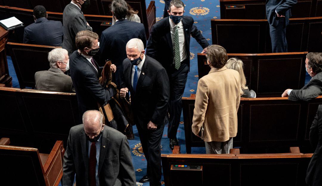 Congresistas de Estados Unidos regresando al Capitolio tras los enfrentamientos causados por seguidores pro Trump.