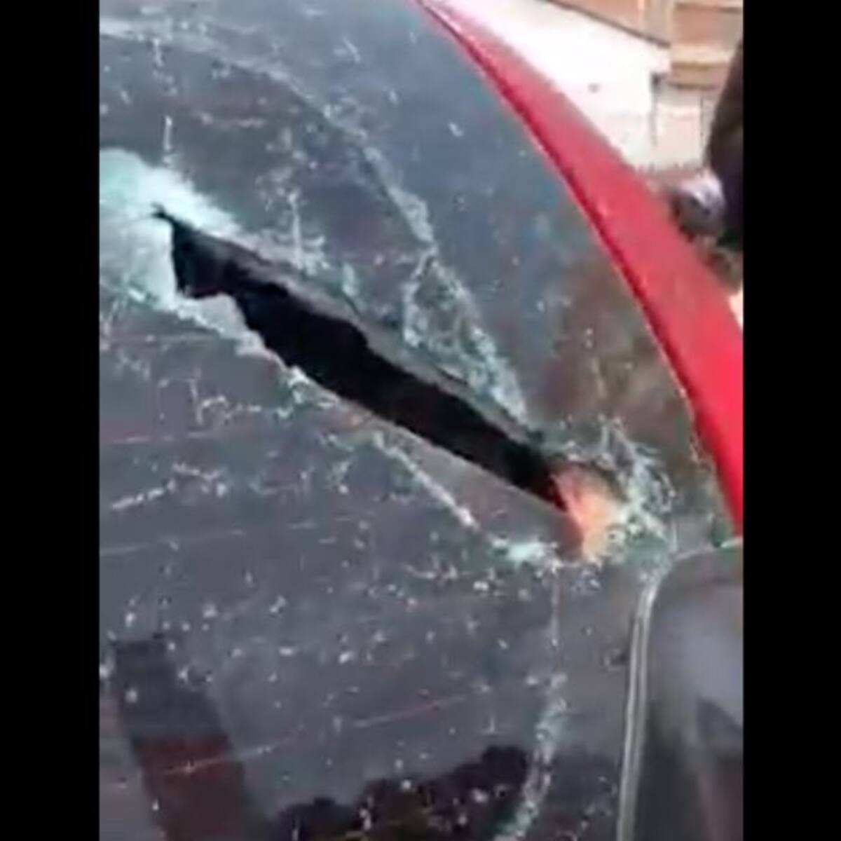Limpiavidrios habrían agredido un vehículo con un machete