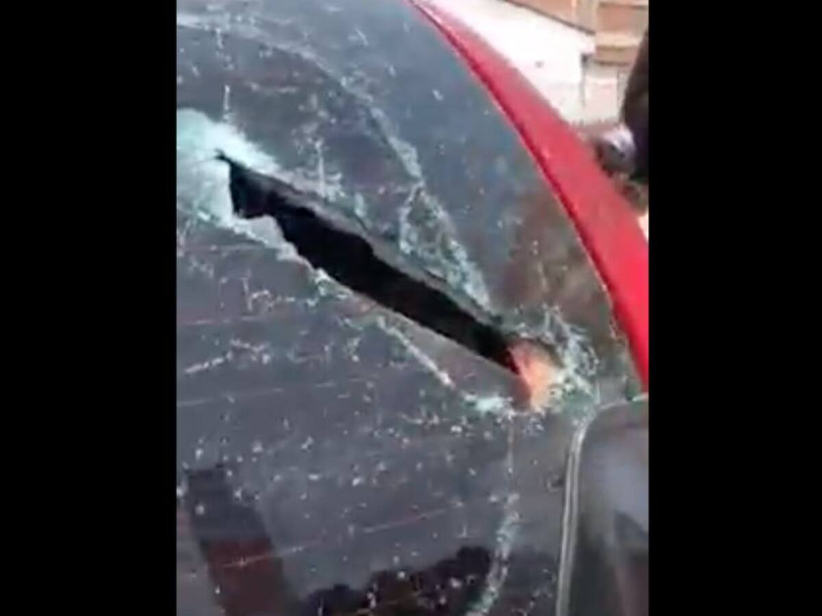 Limpiavidrios habrían agredido un vehículo con un machete