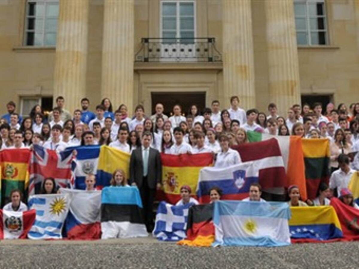 Gobierno nombra 'embajadores' a 230 jóvenes expedicionarios