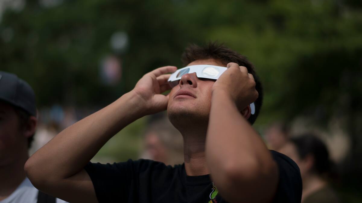 Alerta por gafas falsas para ver el eclipse: ¿Cómo verificar que sean originales?