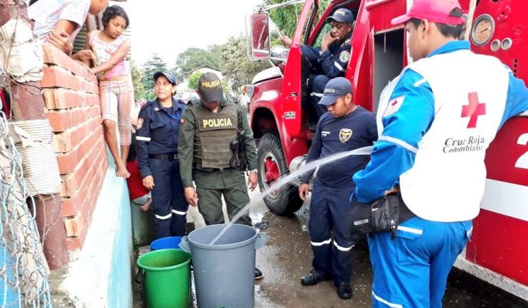 Entrega del liquido en Tres Bocas por parte de la Policía con bomberos de Tibú