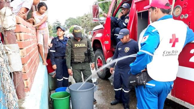 Entrega del liquido en Tres Bocas por parte de la Policía con bomberos de Tibú