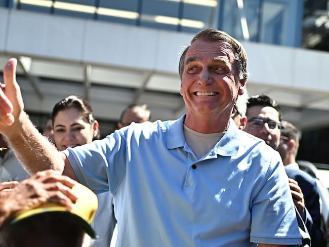 AME4879. BRASILIA (BRASIL), 04/05/2025.- El expresidente de Brasil, Jair Bolsonaro, saluda al salir del Hospital DF Star de Brasilia este domingo, en Brasilia (Brasil). EFE/ Andre Borges