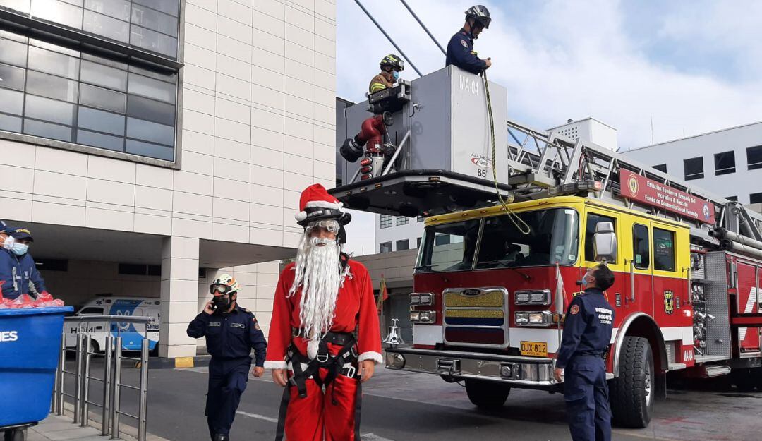 Bomberos de Bogotá entregan regalos a niños con cáncer