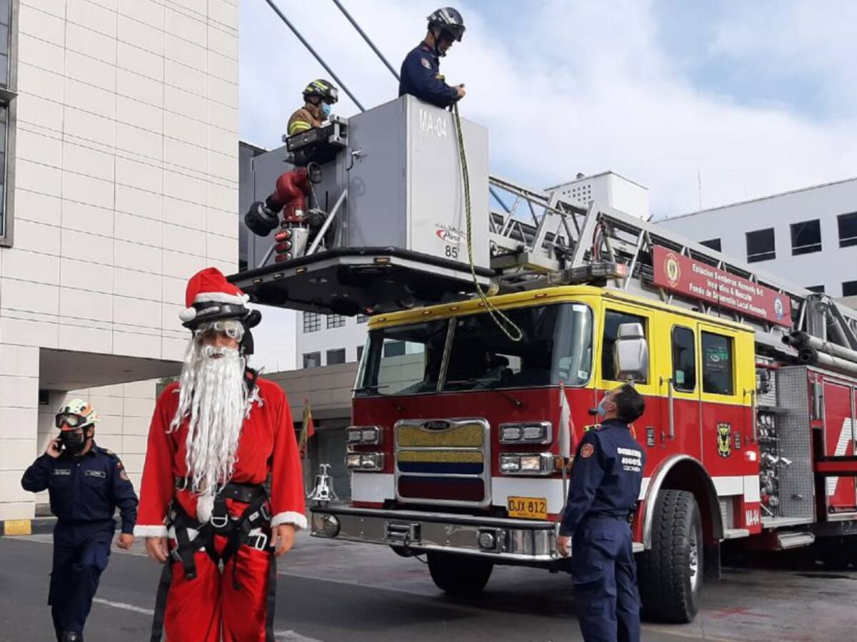 Bomberos de Bogotá entregan regalos a niños con cáncer