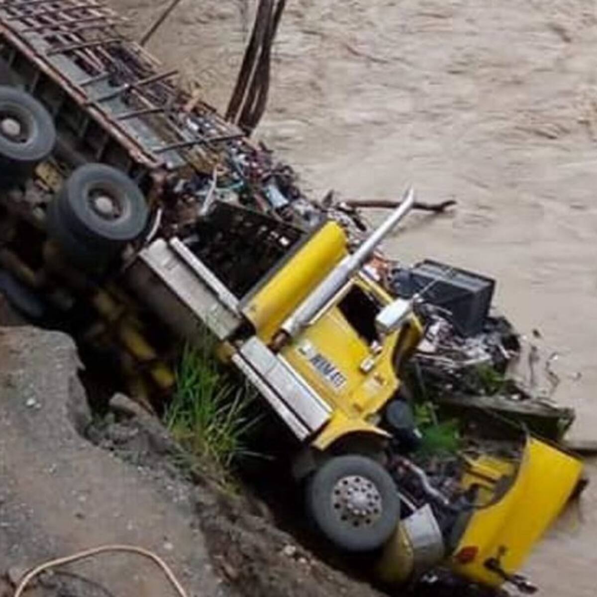 Riña entre conductores en el Suroeste, dejó lesionados y un camión volcado