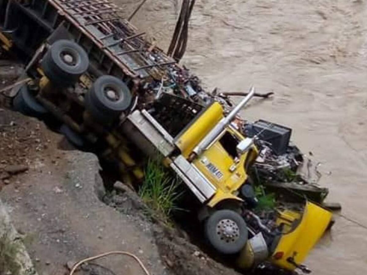 Riña entre conductores en el Suroeste, dejó lesionados y un camión volcado
