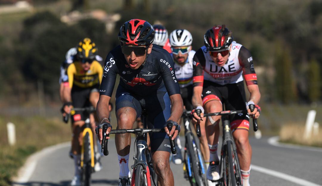 Egan Bernal en una disputa con Tadej Pogacar durante el año pasado.