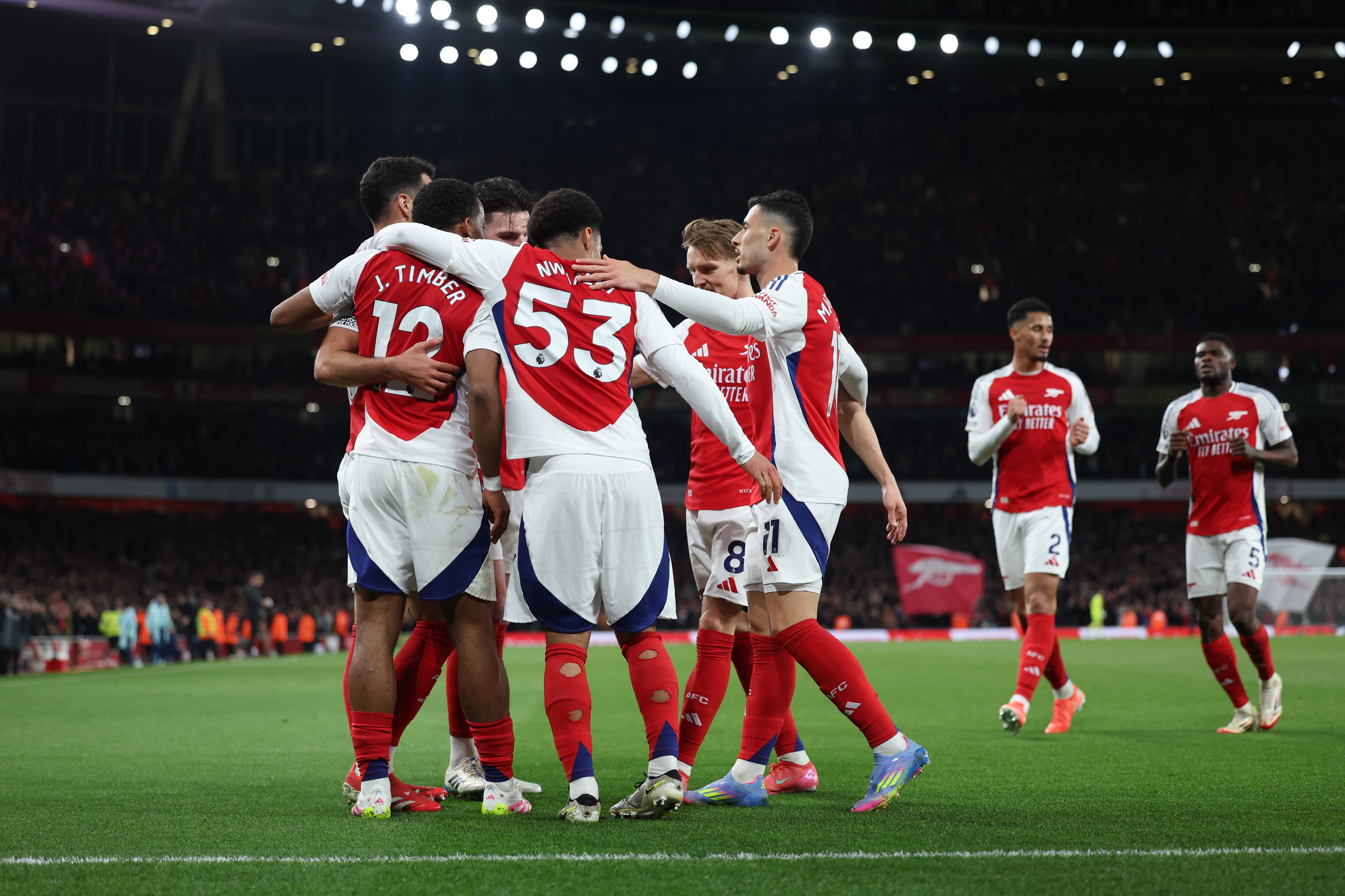 LONDON (United Kingdom), 01/04/2025.- Arsenal's players celebrate after scoring the 1-0 during the English Premier League soccer match between Arsenal and Fulham in London, Great Britain, 01 April 2025. (Gran Bretaña, Reino Unido, Londres) EFE/EPA/ANDY RAIN EDITORIAL USE ONLY. No use with unauthorized audio, video, data, fixture lists, club/league logos, 'live' services or NFTs. Online in-match use limited to 120 images, no video emulation. No use in betting, games or single club/league/player publications.
