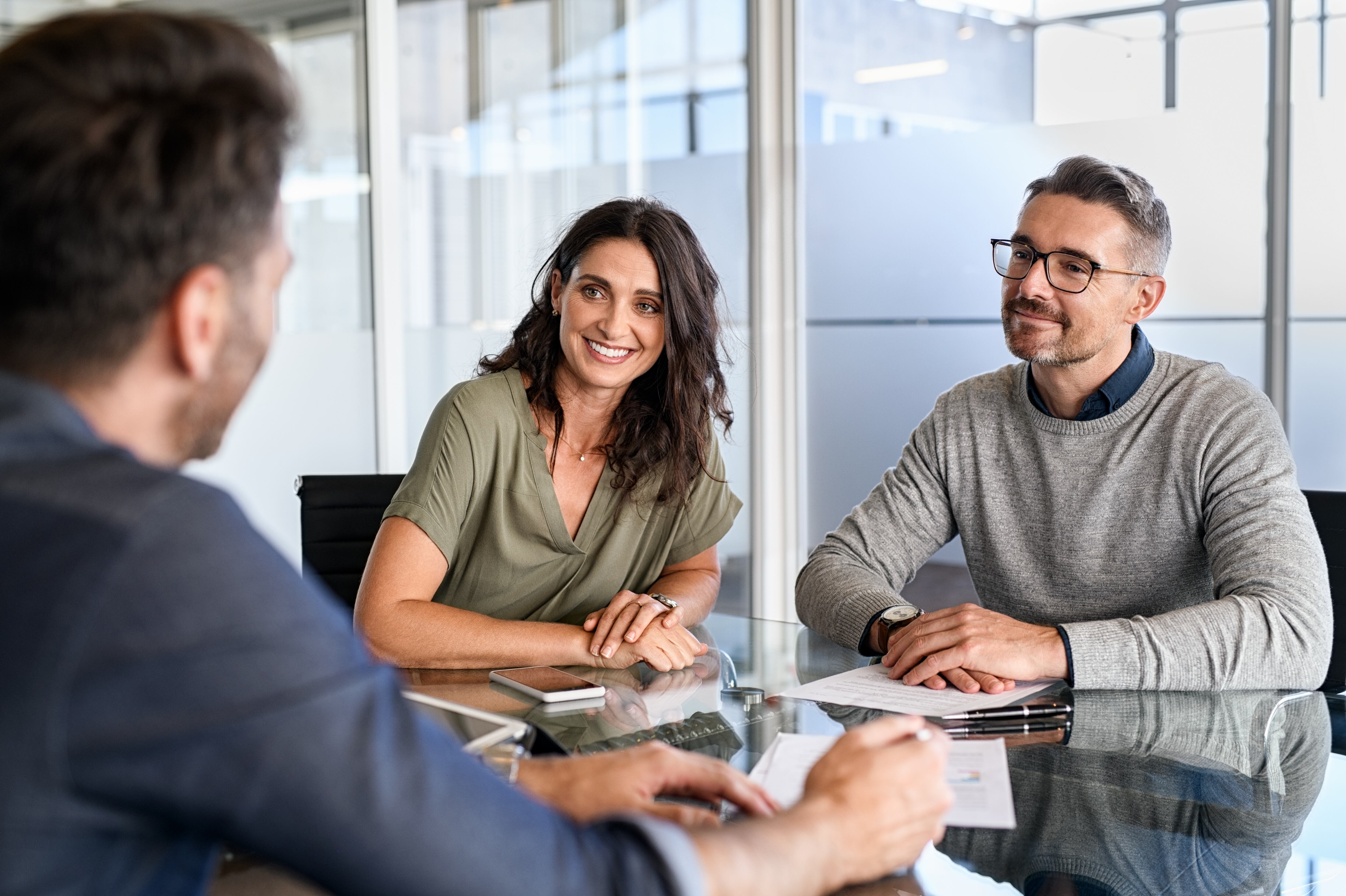 Pareja buscando asesoría con un experto (Foto vía Getty Images)