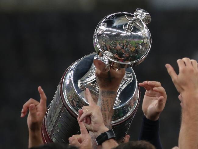 Players of Palmeiras celebrate with the trophy after winning the Copa Libertadores football tournament by defeating Santos 1-0 in the all-Brazilian final match at Maracana Stadium in Rio de Janeiro, Brazil, on January 30, 2021. (Photo by RICARDO MORAES / POOL / AFP) (Photo by RICARDO MORAES/POOL/AFP via Getty Images)
