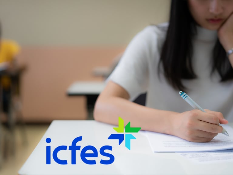 Estudiante presentando evaluación // Imagen de referencia Getty Images + Logo Icfes // Collage hecho por Caracol Radio