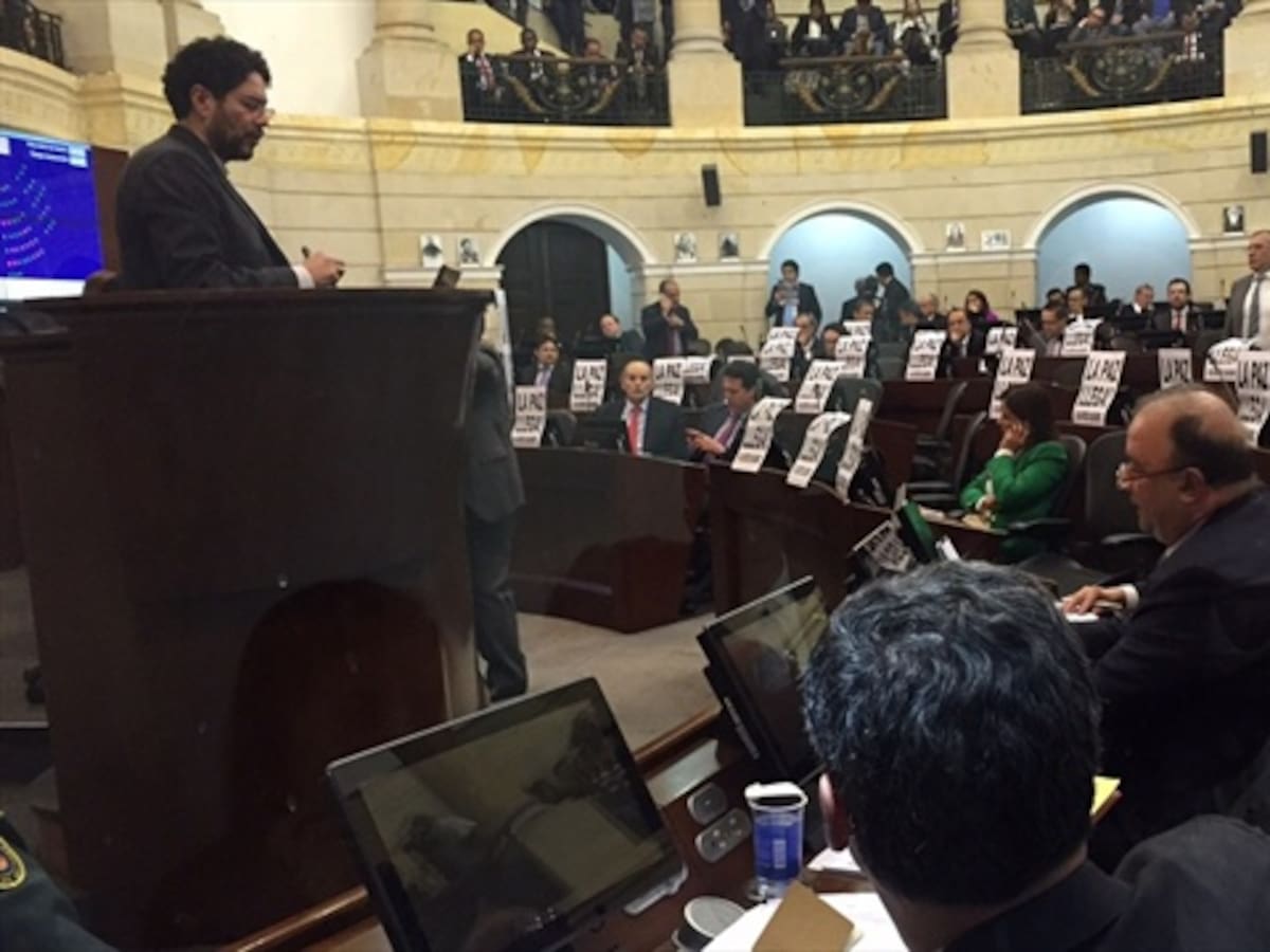 Debate sobre paz en el Congreso inició con roces entre Cepeda y Uribe