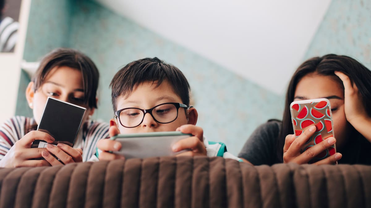 ¿A qué edad debería un niño tener acceso a celulares o a redes sociales? Psicólogo da detalles