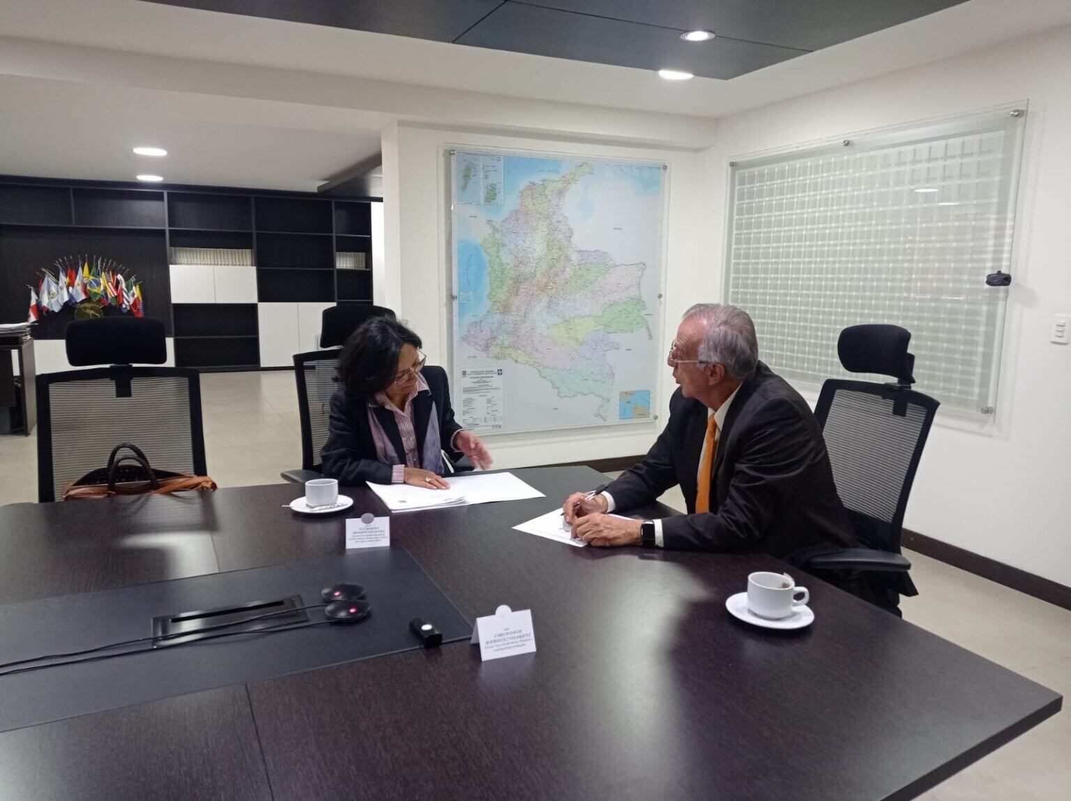 Ministro de Defensa, Iván Velásquez y Luz Marina Monzón, directora de la Unidad de Búsqueda. Cortesía