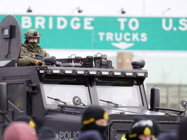 Policía de Canadá llega al puente Ambassador en la frontera con EE.UU.
