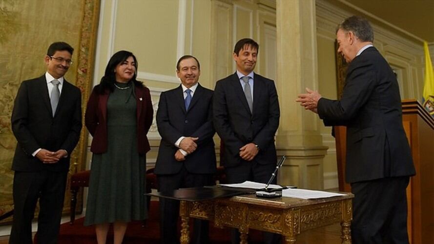 El Presidente Juan Manuel Santos posesiona a los magistrados de la Justicia Especial para la Paz: Jesús Bobadilla, Zoraida Chalela, Eduardo Cifuentes y Mauricio Garcí. Foto: Colprensa