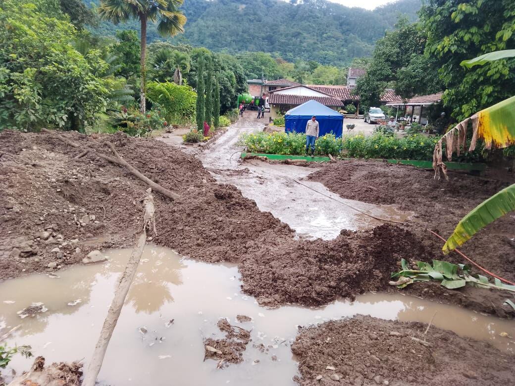 Los derrumbes tienen bloqueado el paso entre algunas veredas de Venecia, Antioquia. Foto: Alcaldía de Venecia.