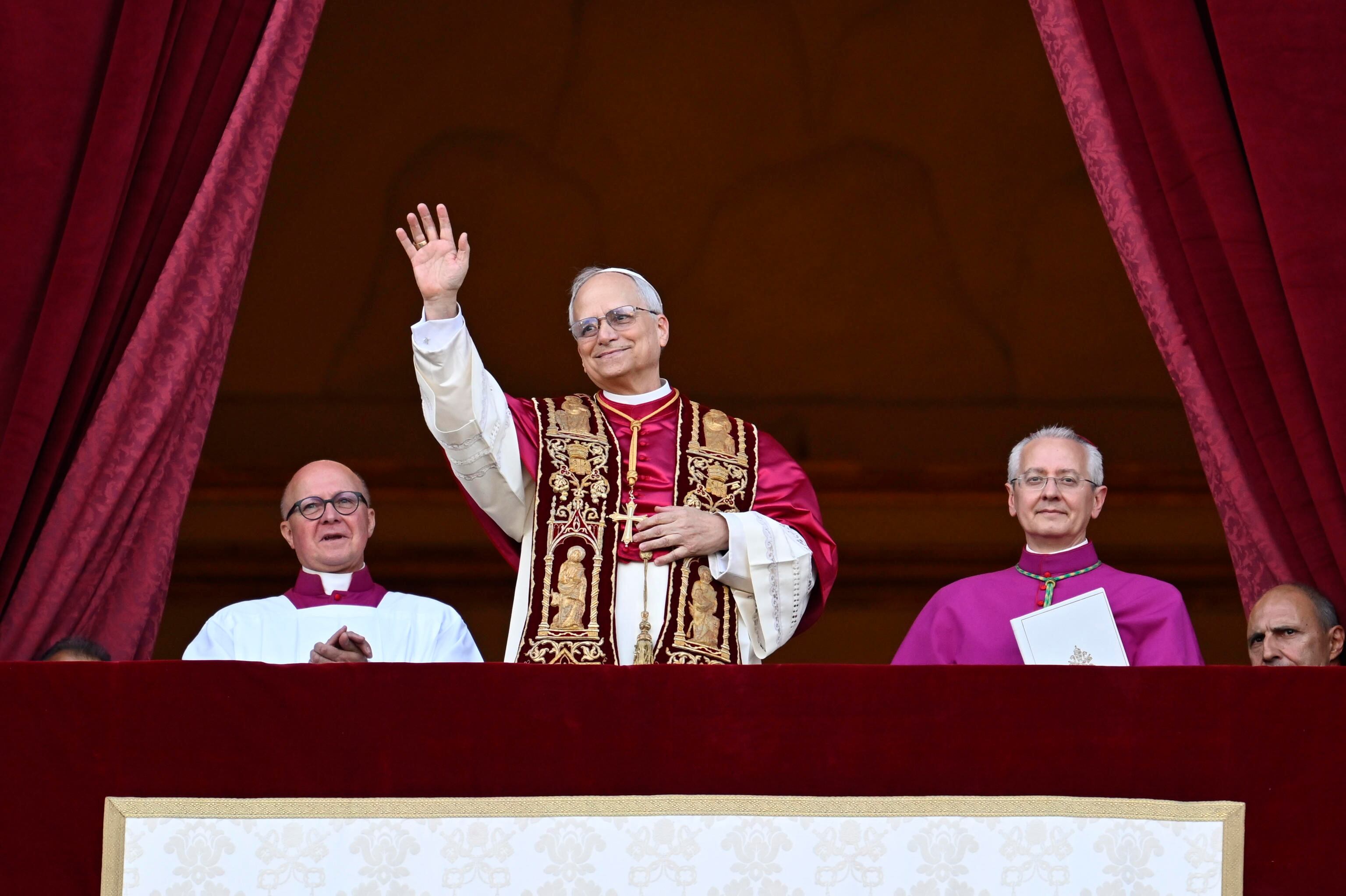 VATICAN CITY (Vatican City State (Holy See)), 08/05/2025.- A handout picture provided by the Vatican Media shows newly elected Pope Leo XIV, Cardinal Robert Francis Prevost from the USA, addressing faithfuls from the central loggia of Saint Peter's Basilica, Vatican City, 08 May 2025. (Papa, Cardenal) EFE/EPA/VATICAN MEDIA HANDOUT HANDOUT EDITORIAL USE ONLY/NO SALES