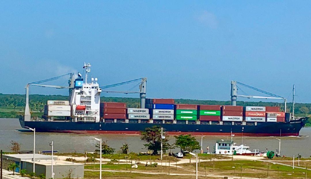 Embarcación en el canal de acceso