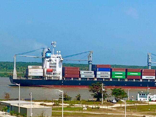 Embarcación en el canal de acceso