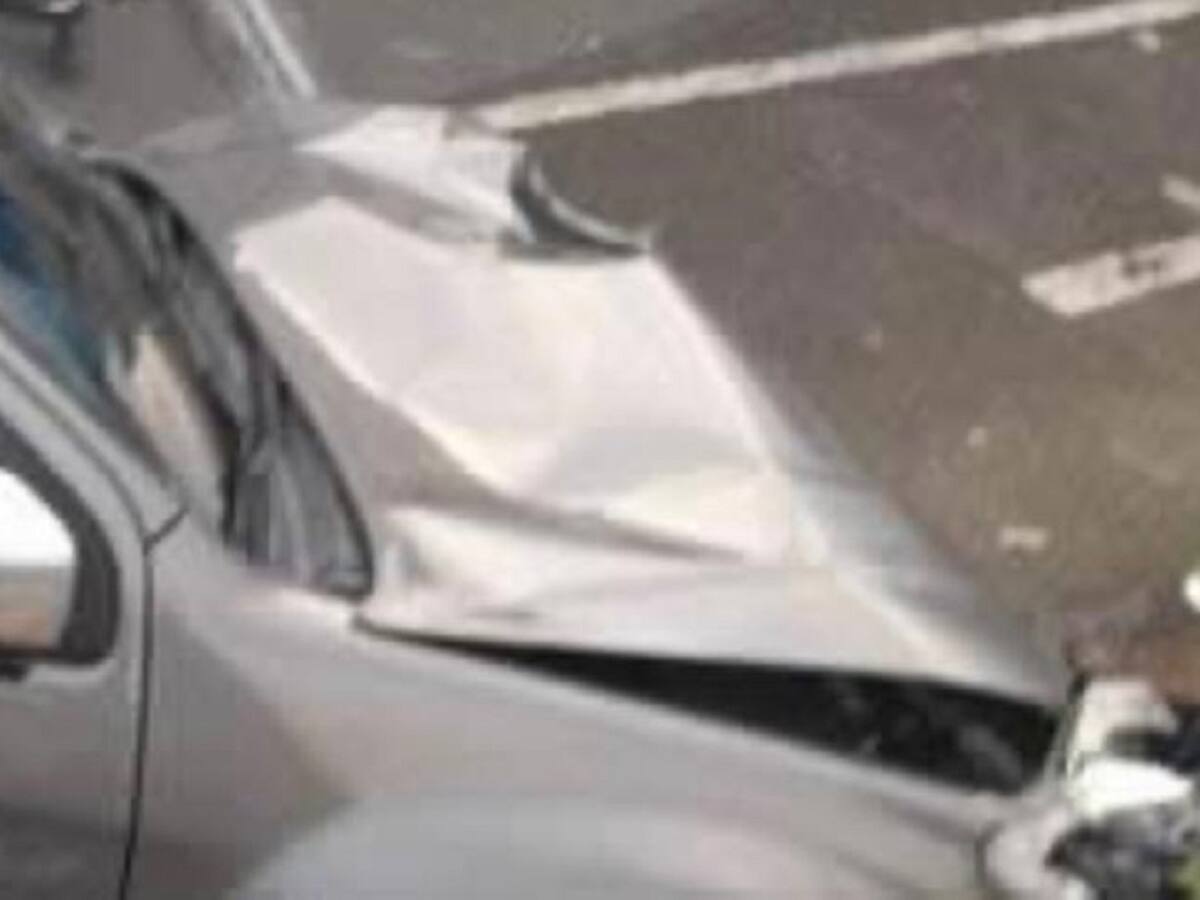Vehículo que sufrió fallas mecánicas, chocó con un poste el cual cayó a una casa