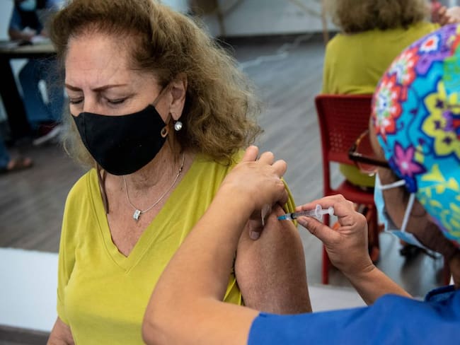 El gobierno chileno espera inmunizar 5 millones de personas antes de que termine marzo. 