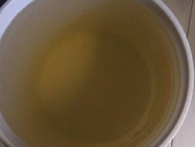 Cambio del color del agua. Suministrada