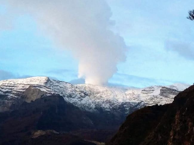 Pequeñas emisiones de ceniza en el Volcán Nevado del Ruíz