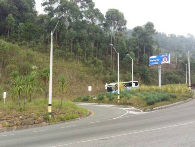 Un vehículo rodó por un barranco de 60 metros en la vía las palmas.