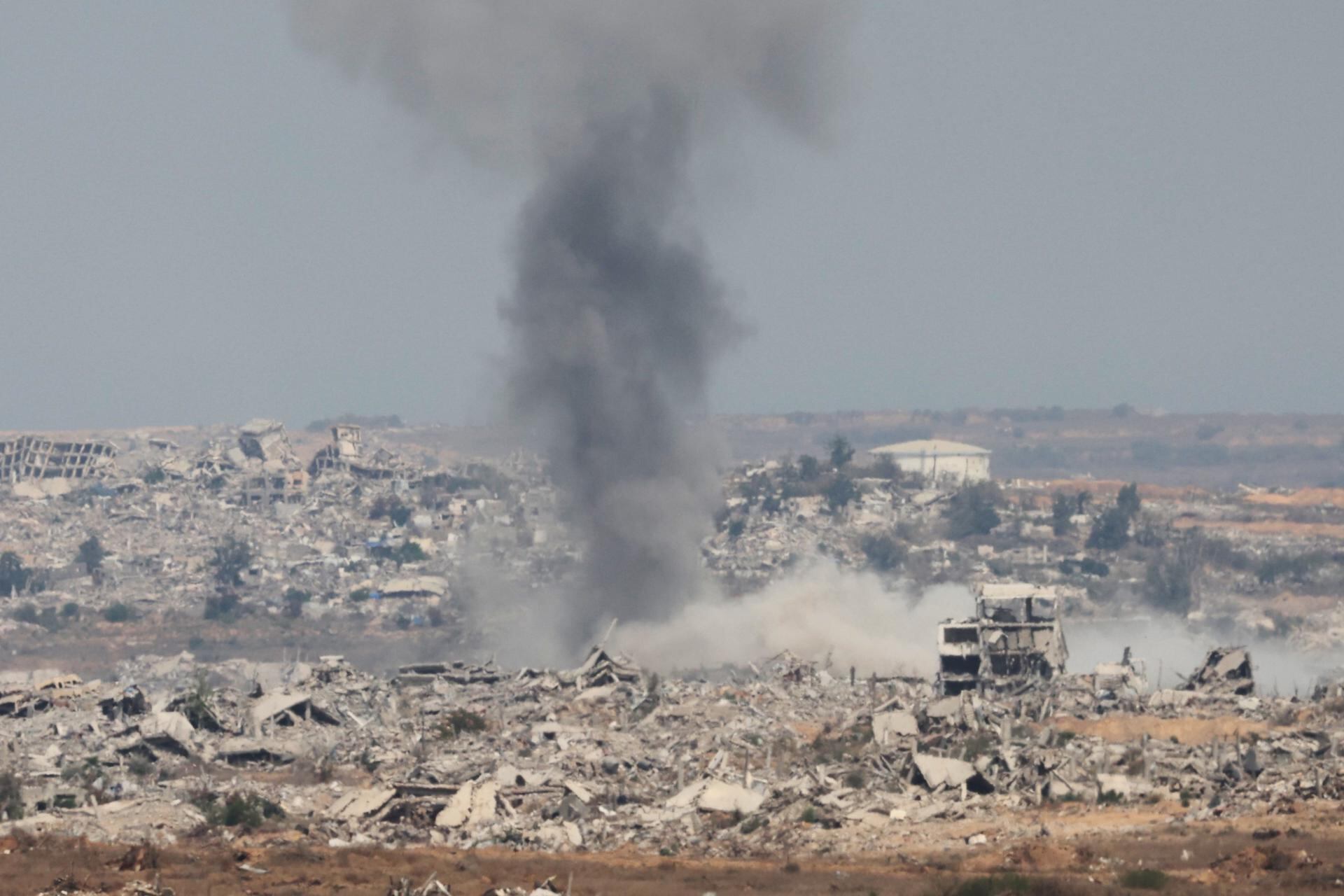Gaza border (Israel), 12/08/2025.- Smoke rises from destroyed buildings following an Israeli airstrike inside Gaza, as seen from the Israeli side, near the border with Gaza Strip, in southern Israel, 12 August 2025. Over 61,400 Palestinians have been killed in the Gaza Strip since October 2023, according to the Palestinian Ministry of Health, and about 1,200 Israelis have been killed since the launch of an Israeli military campaign in response to a cross-border attack by Hamas on 07 October 2023 EFE/EPA/ABIR SULTAN