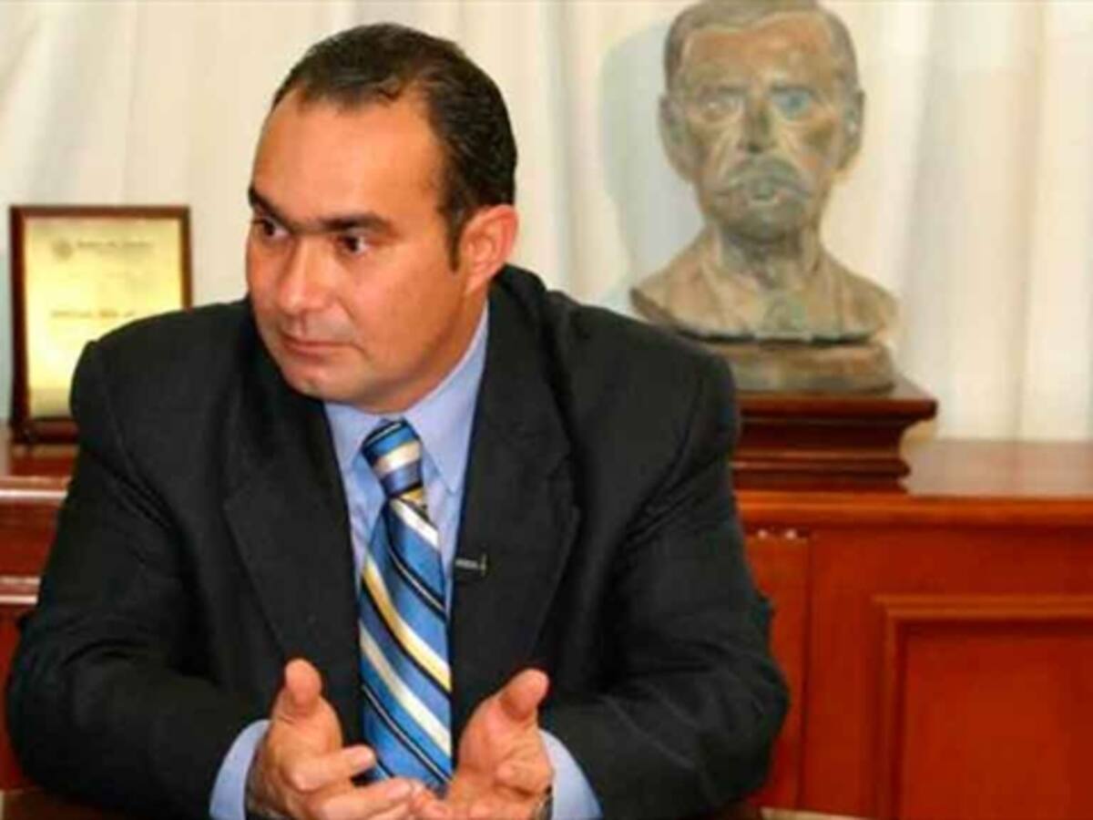 Pretelt pide renuncia de secretario general de la Comisión de Acusación