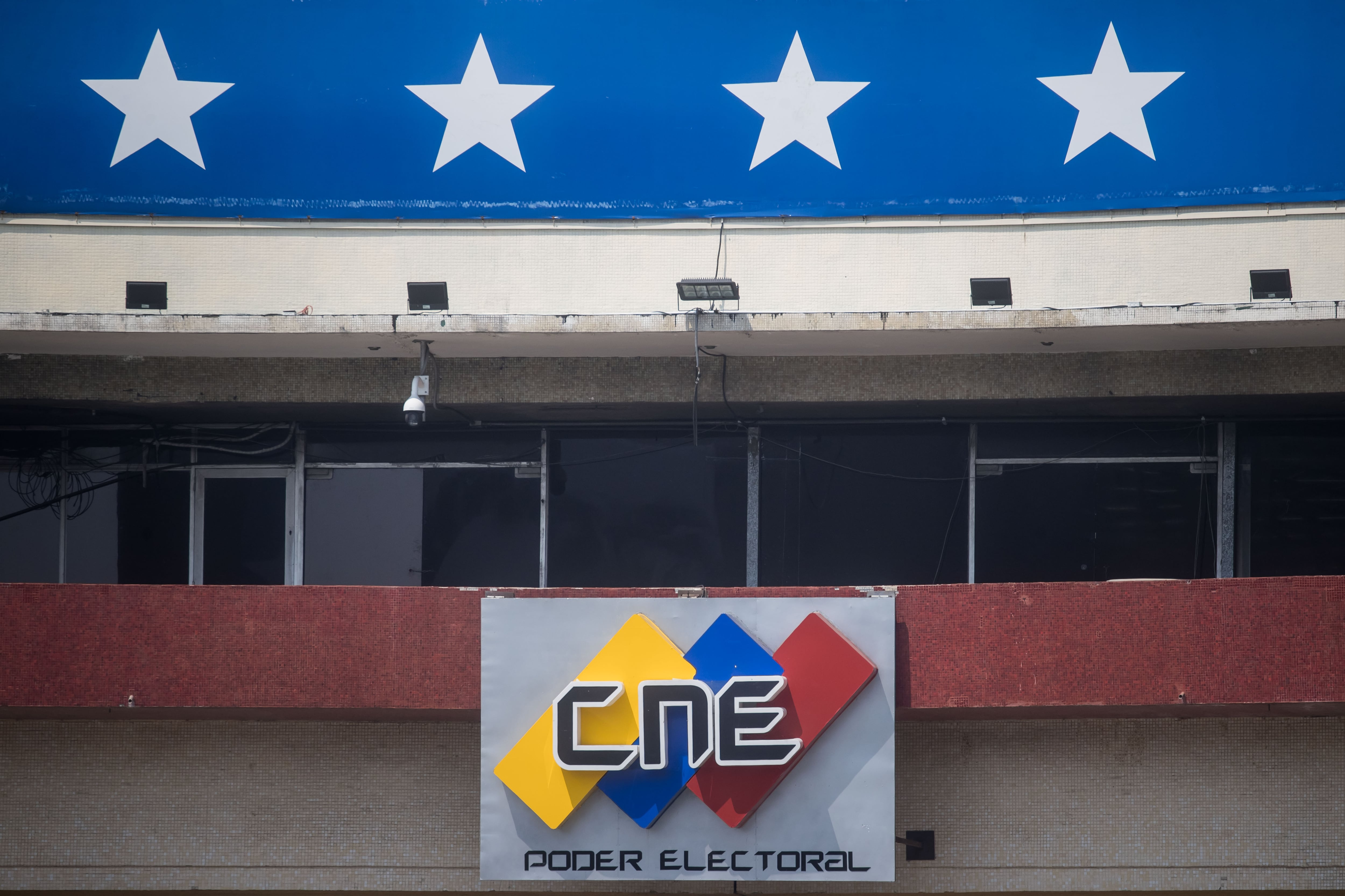 AME736. CARACAS (VENEZUELA), 20/02/2024.- Fotografía de las instalaciones de la sede del Consejo Nacional Electoral (CNE), este lunes en Caracas (Venezuela). Ante la próxima celebración de las elecciones presidenciales en Venezuela -que serán en una fecha de este año aun no definida-, ONG y partidos políticos de diversa ideología comenzaron una cruzada para estimular el voto joven, con campañas para motivar la inscripción en el Registro Electoral (RE), un requisito obligatorio para poder votar en el país. EFE/ Miguel Gutierrez