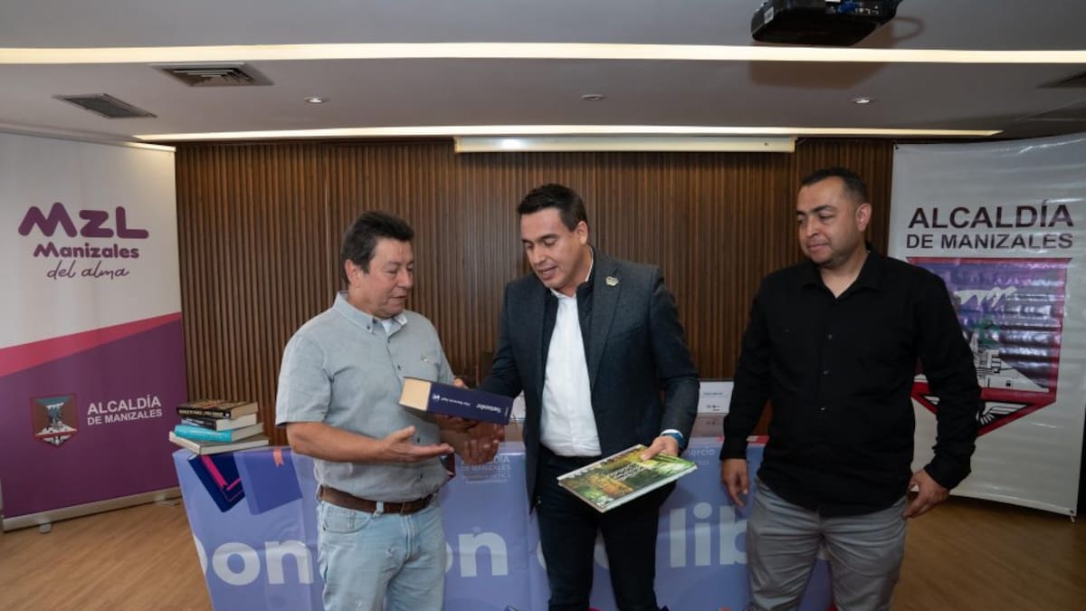 La esperanza fue devuelta en forma de libros a comerciantes tras un incendio en Manizales