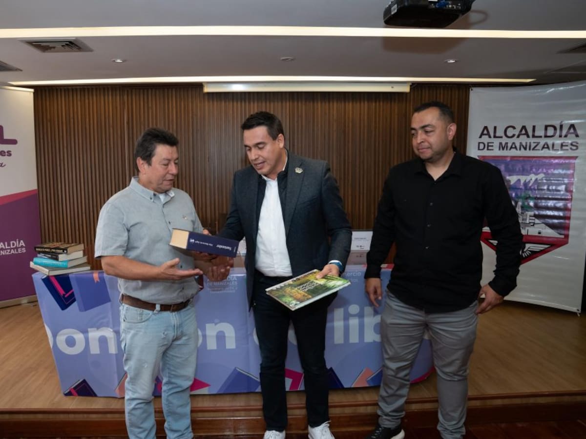 La esperanza fue devuelta en forma de libros a comerciantes tras un incendio en Manizales