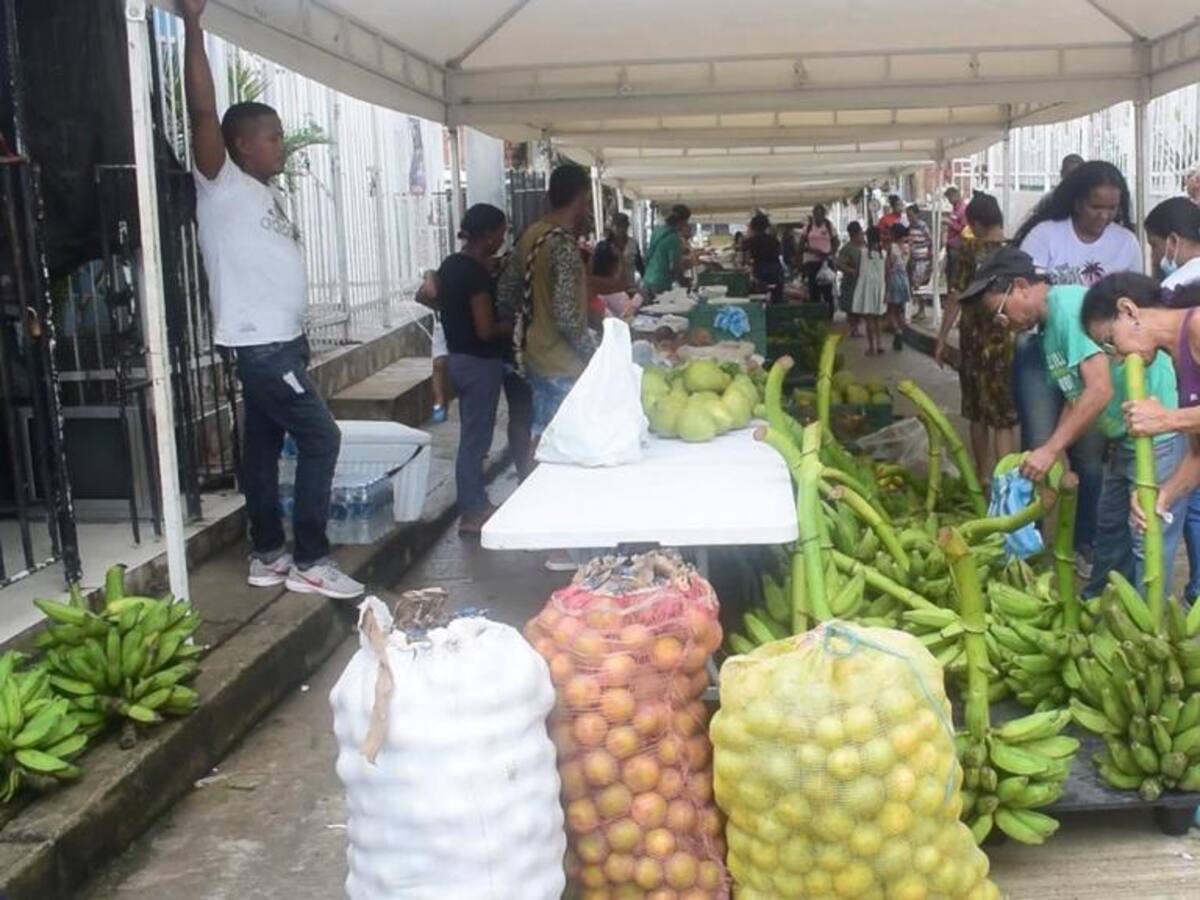 PES- Pedro Romero llegó con mercado campesino a barrio Antonio José de Sucre