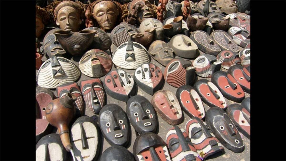 Hernes Rodríguez opina que varias cosas pueden hacerse enmascarado, y pasar mucho calor.  Entre ellas, vender helados disfrazado de Spiderman en una playa de Brasil.