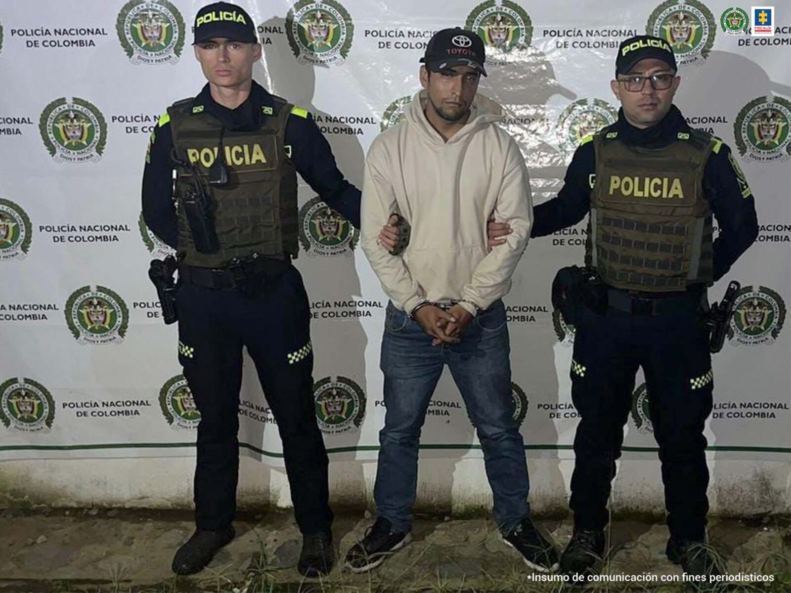 También, habrían encerrado a un menor de edad en una habitación a manera de presión.