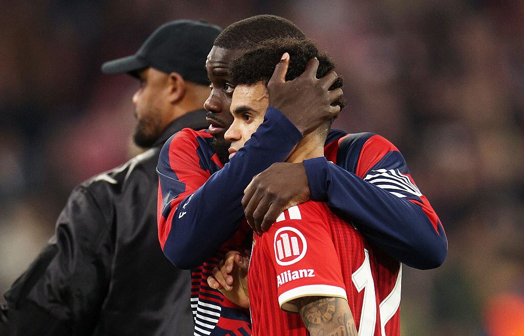 Dayot Upamecano consuela a Luis Díaz tras la eliminación del Bayern Múnich / /Getty Images