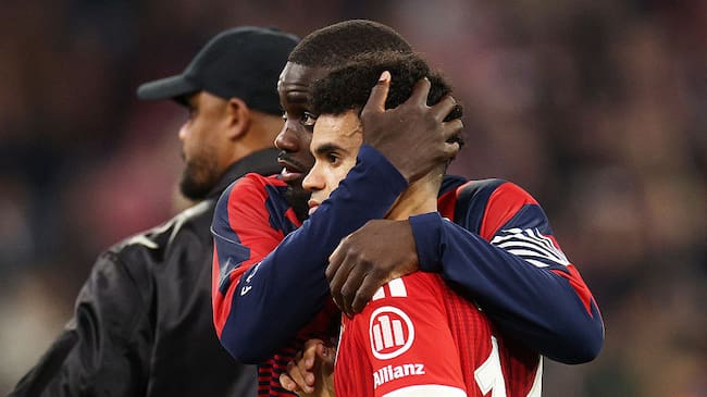 Dayot Upamecano consuela a Luis Díaz tras la eliminación del Bayern Múnich / /Getty Images