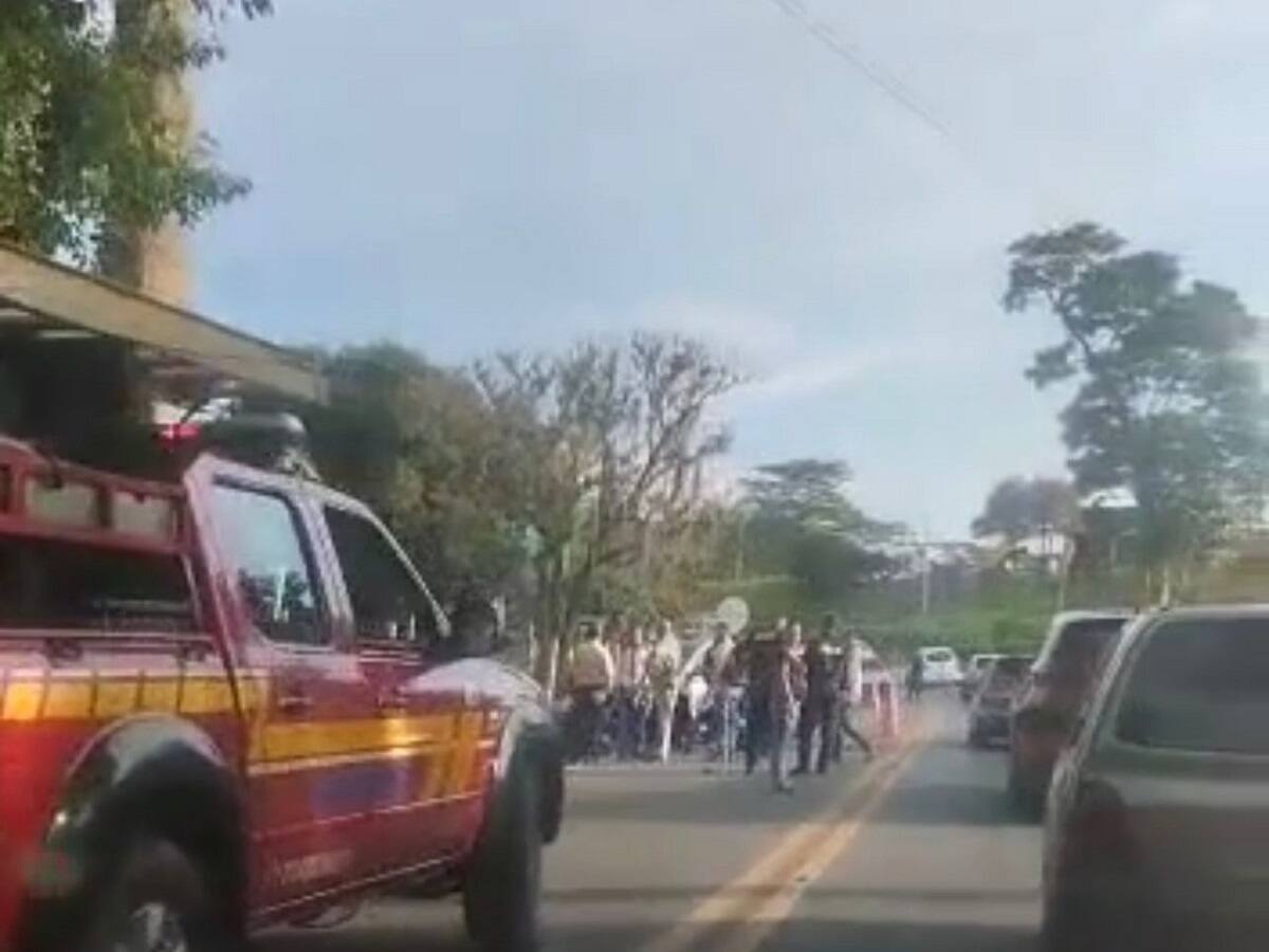 Motociclistas resultaron heridos tras ser embestidos por una camioneta en la vía Chinchiná