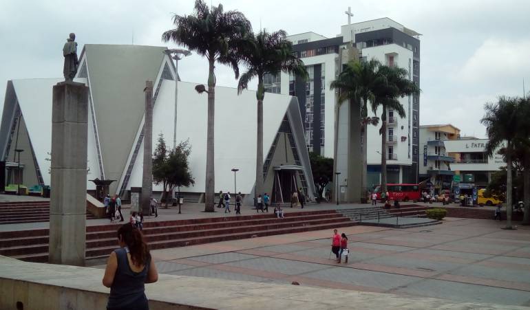 Desde las 5:20AM hasta las 9:00AM Toda la información local en Caracol Radio